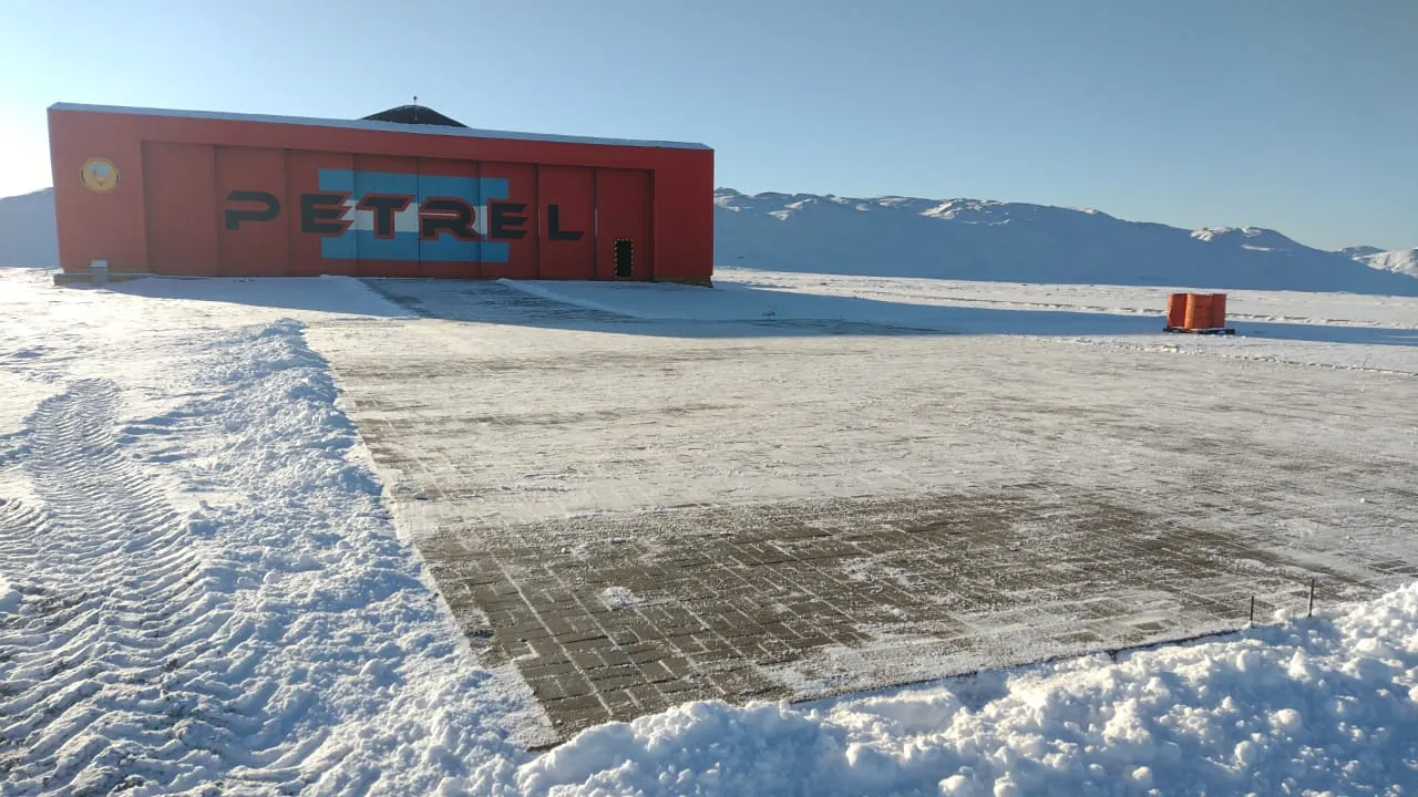 Plataforma intertrabada frente al hangar Petrel