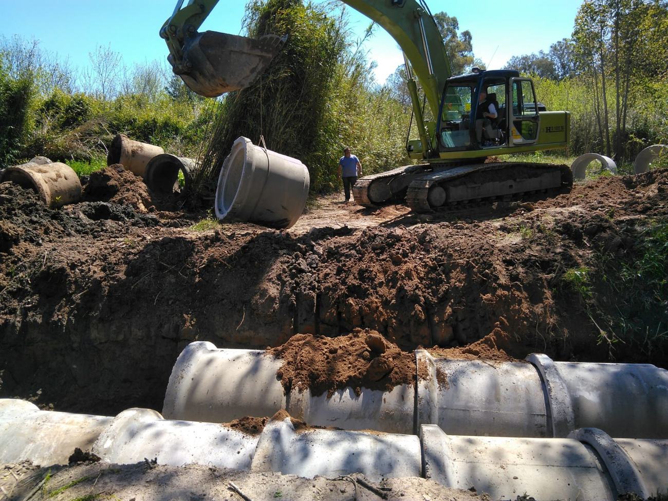 Colocación de conductos con excavadora